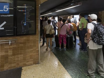 Pasajeros bloqueados en los pasillos de la estaci&oacute;n del metro de Verdaguer