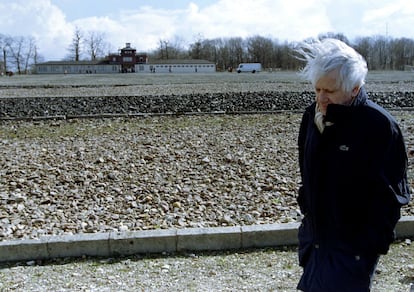 Jorge Semprún en abril de 1995 en el campo de Buchenwald donde estuvo apresado entre 1943 y 1945.  