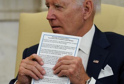 Joe Biden sostiene sus notas durante su reunión con Andrés Manuel López Obrador.