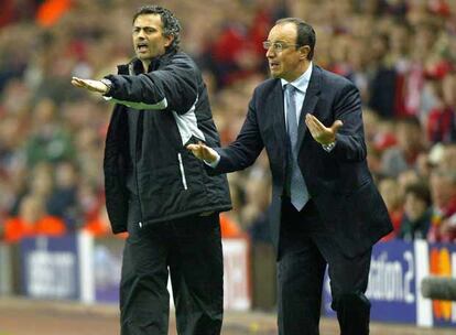 Mourinho y Bentez, durante el Chelsea-Liverpool de la <b><i>Champios</b></i> de 2005.