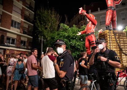 En la imagen, la policía se despliega entre las calles Cadiz y Puerto Rico para controlar una aglomeración de gente bebiendo en la calle. 