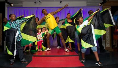 Un grupo de jóvenes jamaicanos posa junto a la estatua de cera de Usain Bolt en el museo Madame Tussauds de Londres.