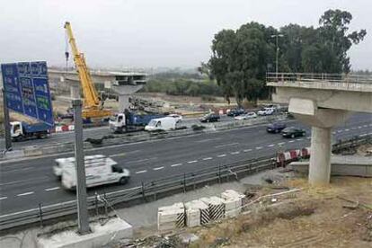 El paso elevado de la línea 1 de metro de Sevilla, ayer por la mañana, tras la retirada de la viga que cayó sobre la SE-30 y la que quedó sobre los pilares.