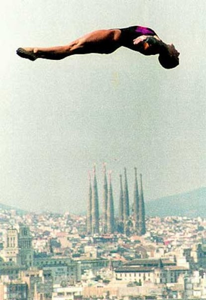 Salto olímpico desde el trampolín de 10 metros en los Juegos de Barcelona. Al fondo, la Sagrada Familia.