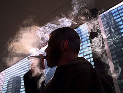 Un empleado de una oficina de Chicago donde está prohibido fumar lo hace fuera del edificio.