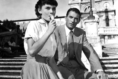 Audrey Hepburn y Gregory Peck en el set de?Vacaciones en Roma, en 1953.