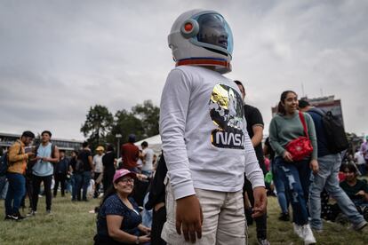 El eclipse pudo observarse en Estados Unidos, México, Centroamérica, Colombia y Brasil. En la imagen, un niño espera el eclipse en Ciudad Universitaria en Ciudad de México.