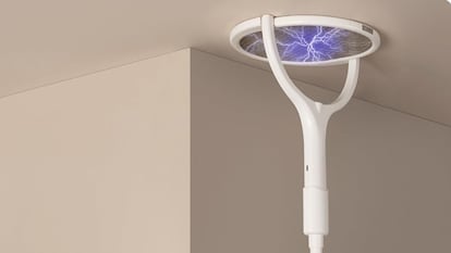 Describimos el matamoscas eléctrico en forma de raqueta con mango extensible.