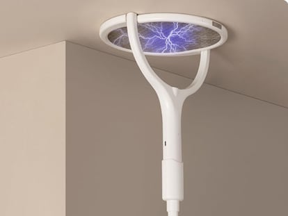 Artículo de EL PAÍS Escaparate que describe las ventajas de una raqueta eléctrica matamoscas con mango extensible.