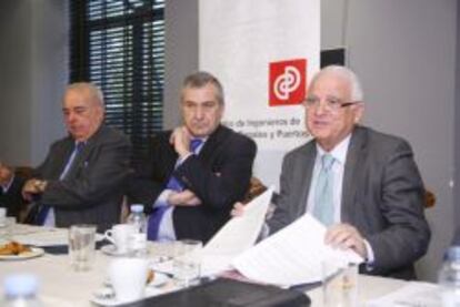 José Manuel Loureda, Juan Santamera y Juan Ernesto Pérez, del Colegio de Ingenieros de Caminos, esta mañana en rueda de prensa.