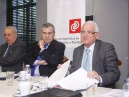 Jos&eacute; Manuel Loureda, Juan Santamera y Juan Ernesto P&eacute;rez, del Colegio de Ingenieros de Caminos, esta ma&ntilde;ana en rueda de prensa.