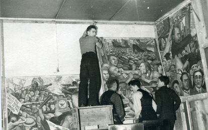 Imagen del montaje de los murales en la New Worker's School.