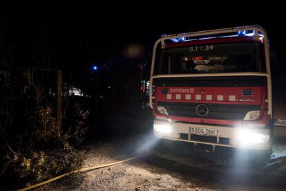 Un camión de Bomberos durante los trabajos de extinción del pasado incendio de Calafell (Tarragona).