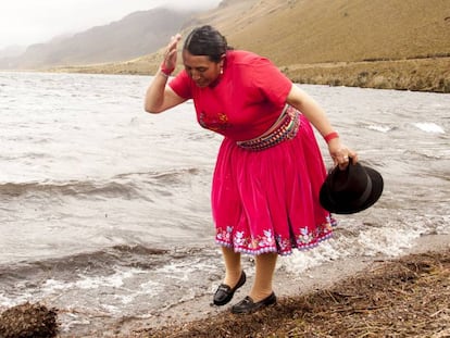 María Lluilema, campesina indígena, se moja la cabeza en las lagunas de Ozcogoche (Ecuador).