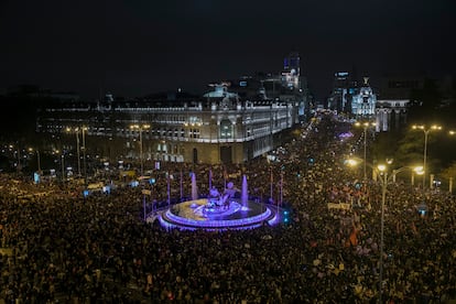 Imagen de plaza de Cibeles durante la manifestación del 8 de marzo de 2018.