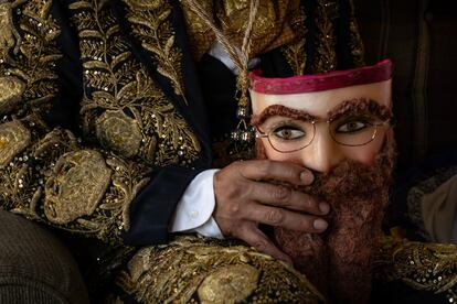 Los pobladores manifiestan que los trajes comenzaron a realizarse como una burla a los emperadores de México: Maximiliano y Carlota, a finales del siglo XIX.