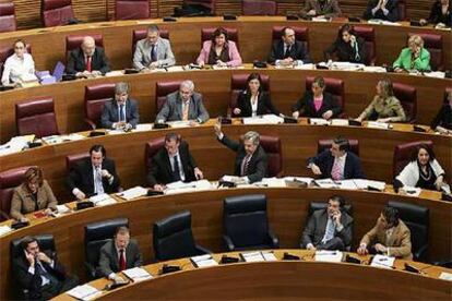 Los diputados del PP, ayer, durante la votación de la Ley de Acompañamiento en las Cortes Valencianas.