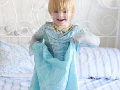 Noah botant al llit dels seus pares amb el seu vestit favorit, el de princesa Elsa.