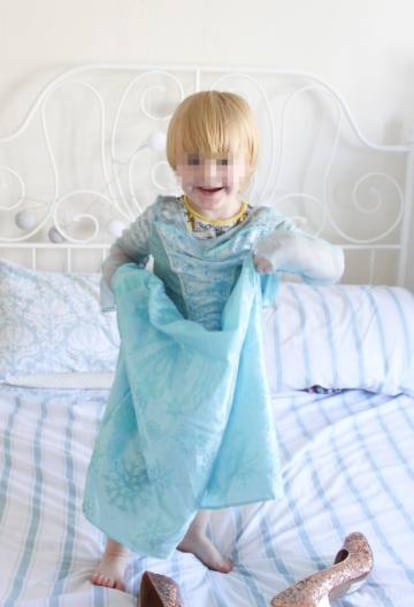 Noah, brincando en la cama de sus padres vestido con su traje favorito, el de princesa Elsa.