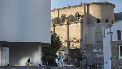 La torre del Macba en primer plànol, i a la dreta, l'absis de l'antiga Capella de la Misericòrdia.