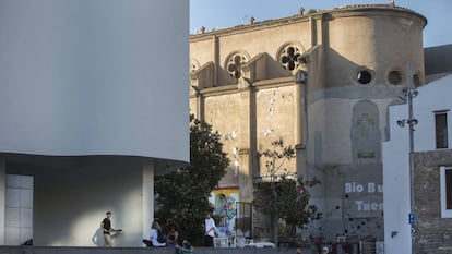 La torre del Macba en primer plano, y a la derecha, el ábside de la antigua Capella de la Misericòrdía.