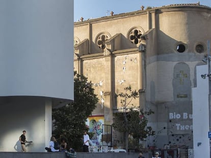 La torre del Macba en primer plano, y a la derecha, el ábside de la antigua Capella de la Misericòrdía.