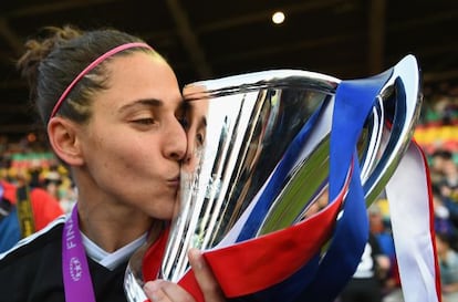 Verónica Boquete besa la copa de la Champions, que conquistó el pasado mayo en Berlín con su equipo, el FFC Frankfurt.