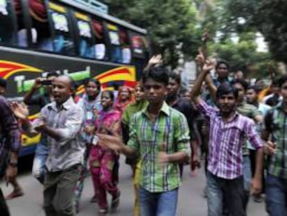 Trabajadores de la industria textil gritan consignas durante una protesta en Dacca (Bangladesh). EFE/Archivo