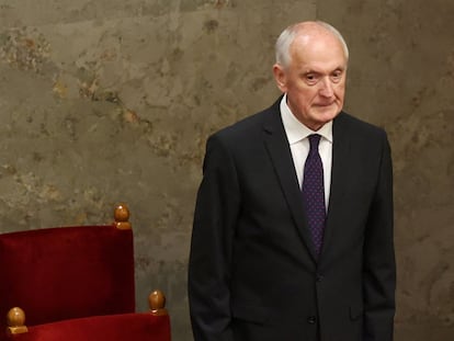 El Parlamento húngaro elige a András Baka como presidente para facilitar la transición política