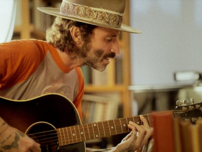 Artículo de EL PAÍS Escaparate sobre el documental de Leiva denominado 'Hasta que me quede sin voz' en Movistar Plus+