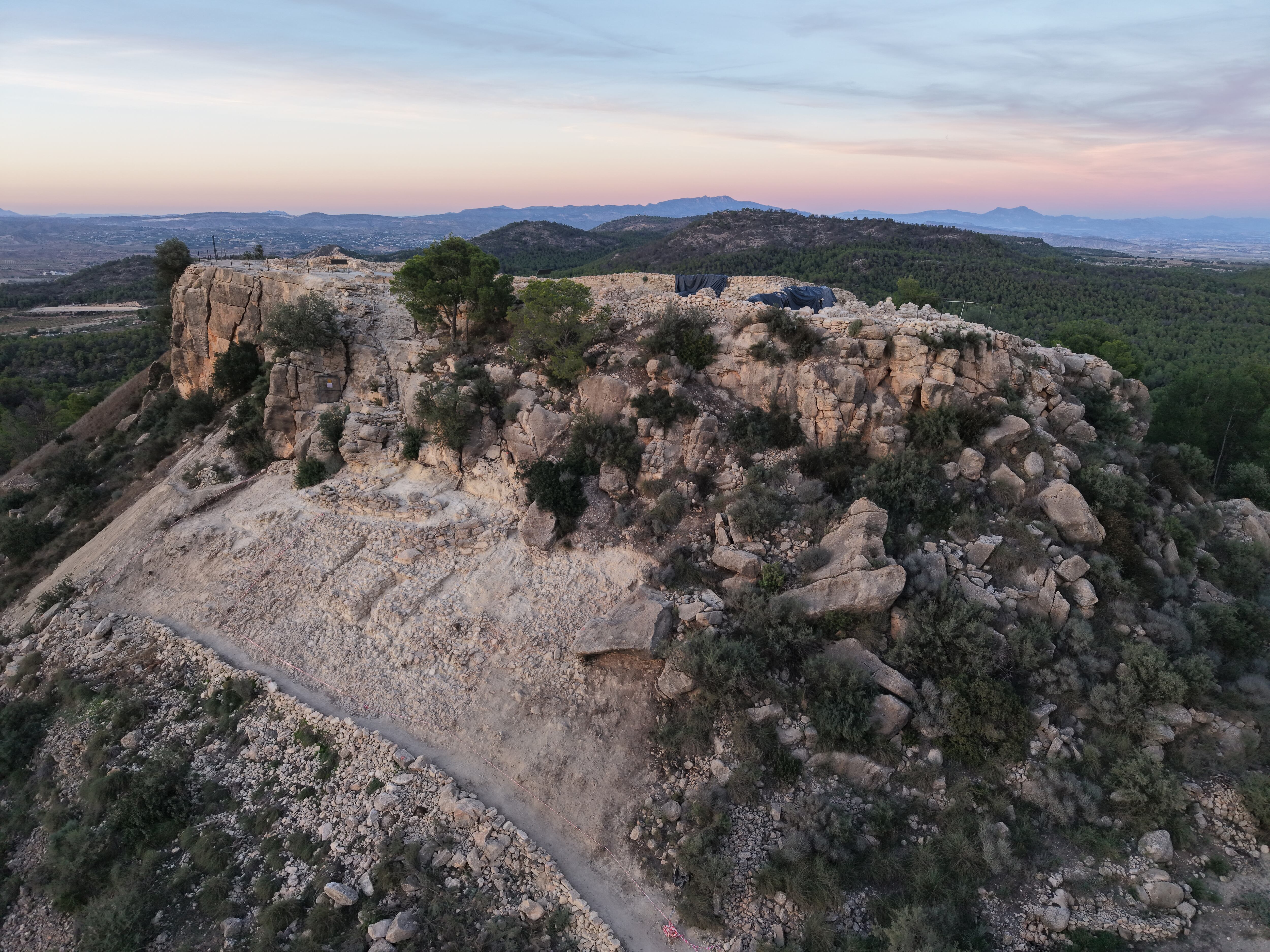Vista del farallón de La Almoloya que protegía a la ciudad desde el suroeste.