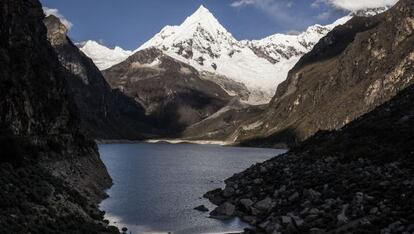 Laguna Parón, la más grande de la Cordillera Blanca. Varias veces ha estado a punto de desbordarse y provocar un desatre de enormes proporciones.