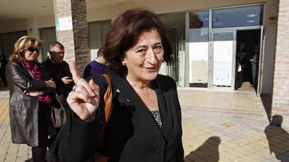 La alcaldesa de Manilva, Antonia Muñoz, a la salida de los juzgados de Estepona.