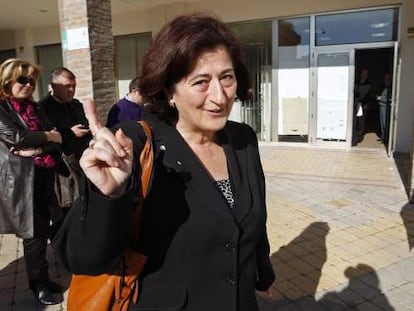 La alcaldesa de Manilva, Antonia Muñoz, a la salida de los juzgados de Estepona.