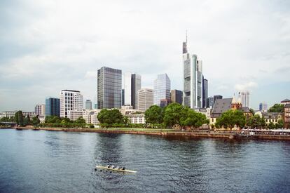 <p>Totes les ciutats alemanyes puntuen bastant alt pel que fa a l’entorn econòmic, social i cultural. De fet, tres s’han col·locat al top 10 (Frankfurt, Munic i Düsseldorf). El mercat immobiliari ofereix bones oportunitats en totes i, a més, disposen d’un bon sistema sanitari, aeroports internacionals i escoles també de caràcter internacional. En el cas de Frankfurt, els punts forts són, sens dubte, l’aeroport internacional, que ofereix connexions amb tot el món, i el seu entorn econòmic, molt potent per ser el centre financer d’Alemanya. Al plat negatiu de la balança, se sol dir que és la ciutat amb més criminalitat del país, fins al punt que se l’ha arribat a anomenar “la capital del crim”. Però es tracta d’una taxa que es calcula sobre la població del nucli urbà i no de tota la municipalitat (aquí ascendeix a 2,5 milions d’habitants), i no compta els 53 milions de viatgers que passen cada any per la ciutat.</p>
