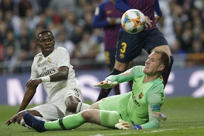 Vinicius intenta anotar ante Ter Stegen.