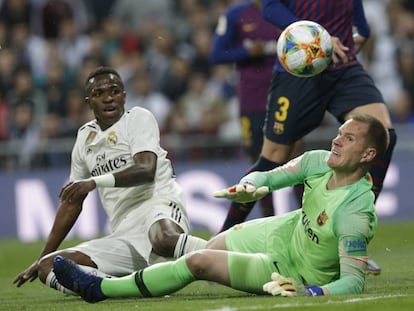 Vinicius intenta anotar ante Ter Stegen.