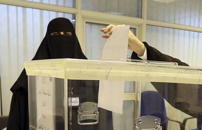 Una mujer saudí deposita su papeleta en las primeras elecciones con derecho a voto.