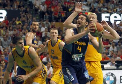Pau Gasol, rodeado de defensores ucranianos