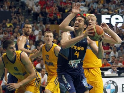 Pau Gasol, rodeado de defensores ucranianos