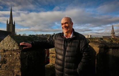 Desde las torres del castillo de Enniscorthy se divisa todo el pueblo donde el escritor nació, en 1955, y pasó su infancia y adolescencia. Ese es el periodo que recrea en 'Nora Webster' tras la muerte de su padre, con lo cual su madre, Brid, debió sacar adelante la familia. A ella y a los sobrevivientes que han perdido a un ser amado, y a la cotidianidad sin truculencias rinde homenaje Tóibín en su última novela, "una poesía del silencio y de la pena".