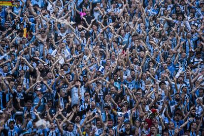 El grupo de animación del Grêmio en la cancha de Lanús. 