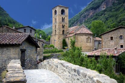 Una de las últimas incorporaciones a <a href="https://www.lospueblosmasbonitosdeespana.org/" rel="nofollow" target="_blank">la Asociación de los Pueblos más Bonitos de España</a> ha sido la de Beget, en Camprodón, Girona: poco más de 20 habitantes y un patrimonio bien conservado, construido alrededor de la iglesia de Sant Cristòfol de Beget (de los siglos X al XIII). Se encuentra en <a href="https://elviajero.elpais.com/elviajero/2019/11/07/actualidad/1573118004_662398.html" rel="nofollow" target="_blank">la Alta Garrotxa, un espacio de interés natural</a> que abarca zonas pre-pirenaicas de tres comarcas y es un destino frecuentado por amantes de la montaña y senderistas, que en invierno se calzan las raquetas de nieve. <a href="https://www.vallter2000.cat/es/invierno/" rel="nofollow" target="_blank">La pequeña estación de esquí de Vallter 2000</a>, en Setcases, se sitúa a unos 40 kilómetros, y está abierta, por ahora, a personas del municipio.