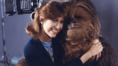 La actriz Carrie Fisher junto a Chewbacca, durante el rodaje de la segunda película de Star Wars en 1983.
