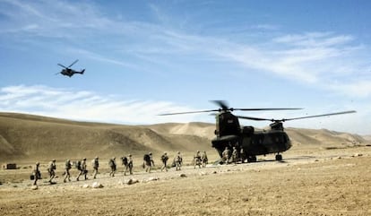 Un helicóptero Chinook recoge a soldados en la base española de Ludina, en Afganistán.