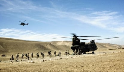 Un helic&oacute;ptero Chinook recoge a soldados en la base espa&ntilde;ola de Ludina, en Afganist&aacute;n.