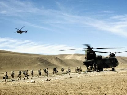 Un helic&oacute;ptero Chinook recoge a soldados en la base espa&ntilde;ola de Ludina, en Afganist&aacute;n.