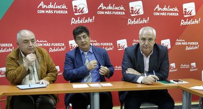 Diego Valderas (en el centro), con los l&iacute;deres de UGT y CC OO.