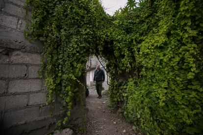 El autor, en uno de los rincones que surgieron en el límite oeste de Golondrinas, tras la construcción de la barda. 