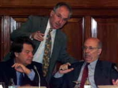 B-02.-BARCELONA,6/7/2000.-El presidente de Iniciativa por Cataluña los verdes-IC-els Verds-,Rafel Ribo-c-,conversa con el Presidente del Tribunal Superior de Justicia de Cataluña,Guillem Vidal-i- y el Presidente del Parlament,Joan Rigol-d-,durante la reun